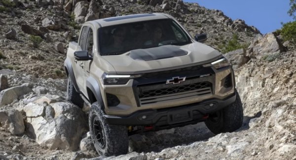 Colorado на Chevrolet е популярен пикап както по отношение на продажбите, така и по отношение на това, че е признат от големите издания за номер 1 през 2024 г. Има много причини, поради които успя да спечели това признание, включително широка гама от допълнителни функции като камери отдолу и други най-съвременни технологии. Плюс това, той успява да бъде един от най-евтините пикапи, на цена малко под $30 000 за базовия модел в Америка. Чудо е, че не е по-напред вкласацията.

Вероятно е заради редица оплаквания от последните моделни години. Проблеми с електрониката и  са някои от тях. Все пак  преглед на Chevrolet Colorado Trail Boss за 2024 г. показа ясно, че този пикап е в собствен клас, когато става дума за простота и полезност. Продажбите му също са постоянно високи от април, така че с късмет Colorado може много добре да надмине границата от 100 000 до края на годината.
